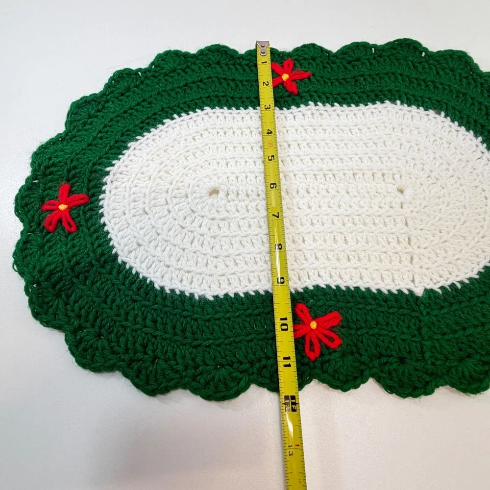 Christmas Poinsettia Crochet Placemat Green White Oval Table Runner Vintage